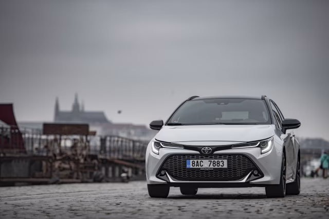 5 rad, jak jezdit hybridem co nejúsporněji