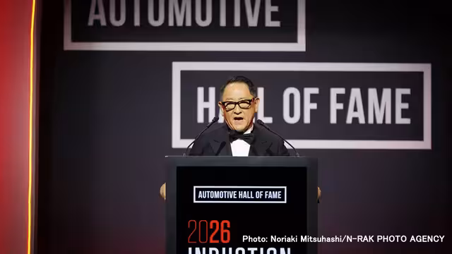 Akio Toyoda hovoří u řečnického pultu před nápisem Automotive Hall of Fame