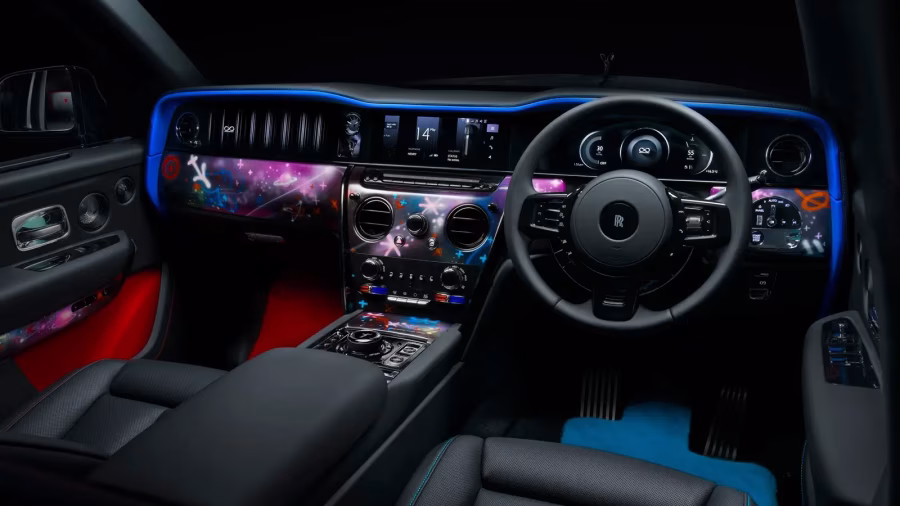 Palubní deska vozu Black Badge Cullinan Series II s kresbou Cyrila Konga