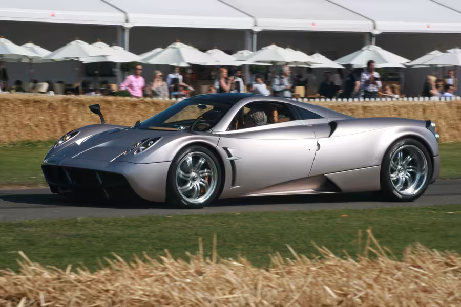 Stříbrná Pagani Huayra projíždí kolem diváků na Festivalu rychlosti v Goodwoodu 2011