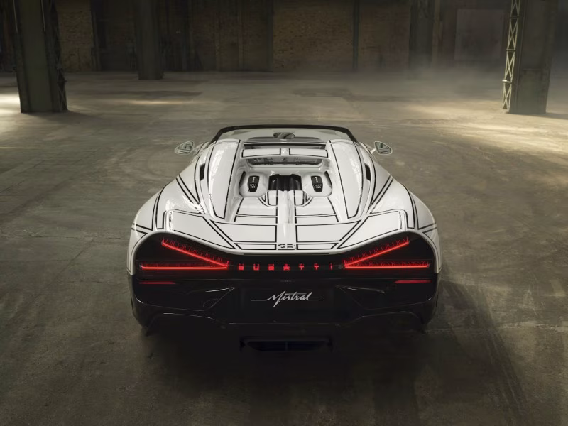 Bugatti W16 Mistral Blanc Éternel: Symbióza porcelánového umění a hypersportovního inženýrství – fotografie 2