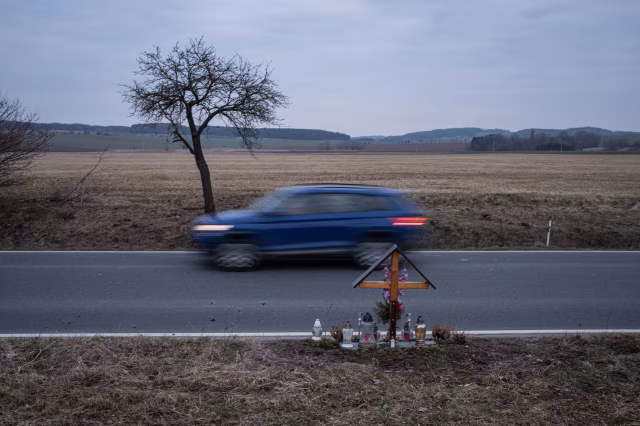 Nejmladší a nejméně zkušení řidiči jezdí rychleji a zaviňují tím i více nehod. Zastavit je má kampaň Zpomal, ještě je brzo