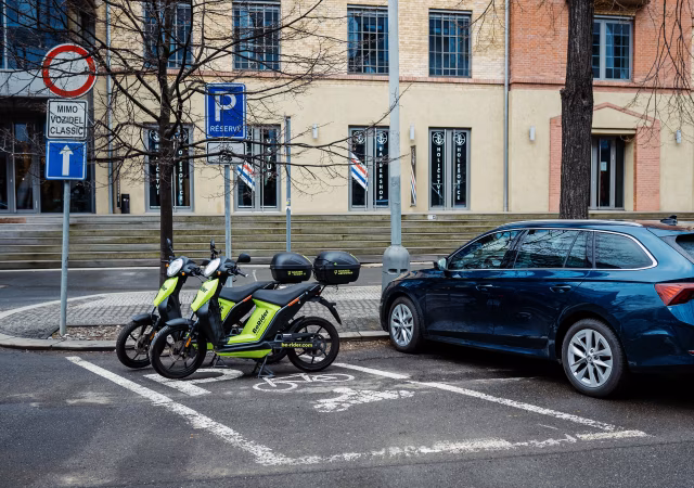 Pojízdná knihovna. V každém elektroskútru BeRider čekají na výměnu čeští i světoví autoři