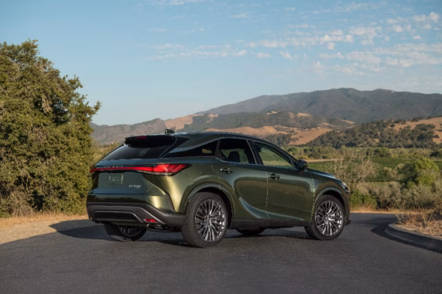Zbrusu nový Lexus RX 450h+ plug-in hybrid dojede dál