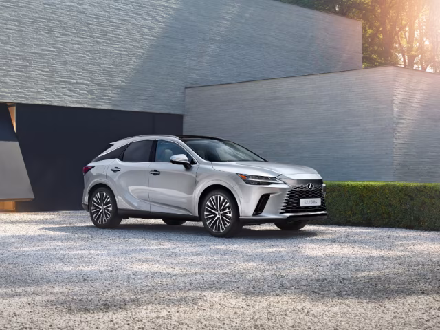 Zbrusu nový Lexus RX 450h+ plug-in hybrid dojede dál