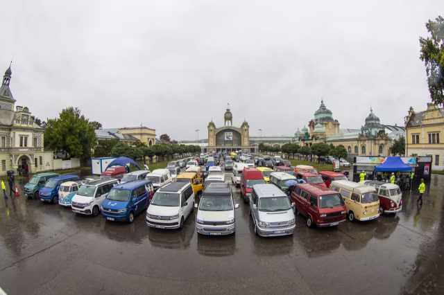 Centrem Prahy projelo 120 Transporterů všech generací