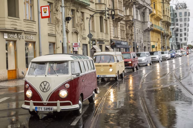 Centrem Prahy projelo 120 Transporterů všech generací