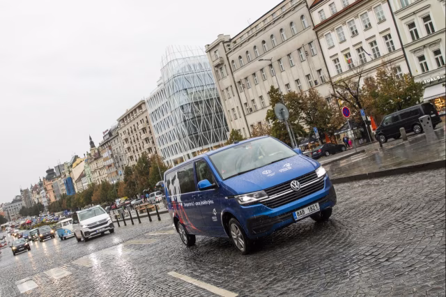 Centrem Prahy projelo 120 Transporterů všech generací