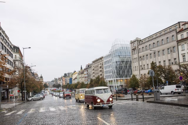Centrem Prahy projelo 120 Transporterů všech generací