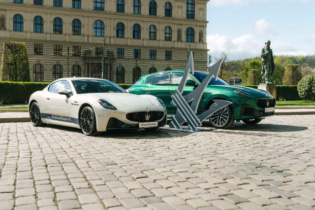 Maserati zahajuje oslavu 110 let od založení značky instalací plastiky trojzubce a modelů Maserati před pražským Rudolfinem
