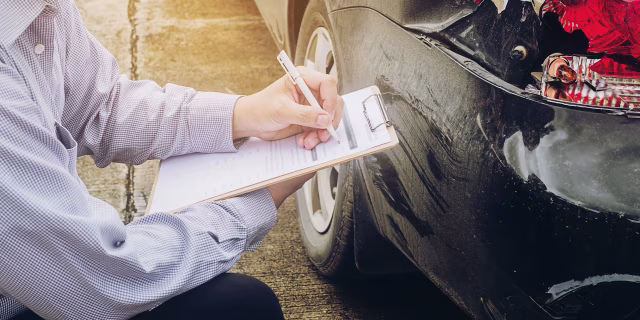 Nabourané auto na parkovišti: jak postupovat, ať už jste majitel vozu, nebo viník nehody