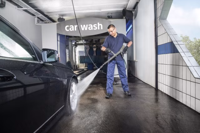 Mytí aut je stále populárnější. Lidé si uvědomují, že auto je jejich vizitka a péče prodlužuje životnost laku a karoserie.