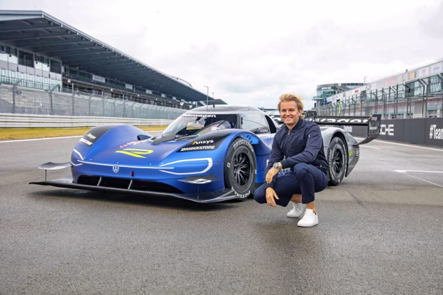 Nico Rosberg testuje elektrický závodní vůz ID.R