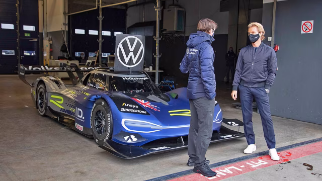 Nico Rosberg testuje elektrický závodní vůz ID.R