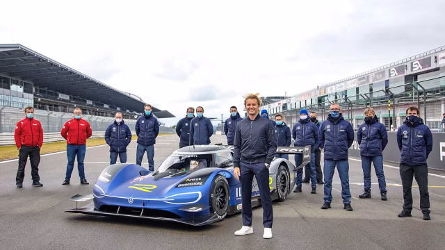 Nico Rosberg testuje elektrický závodní vůz ID.R