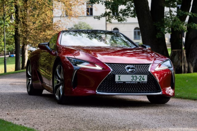 Lexus měl v létě rekordní prodeje. V Česku představil LC 500 Convertible