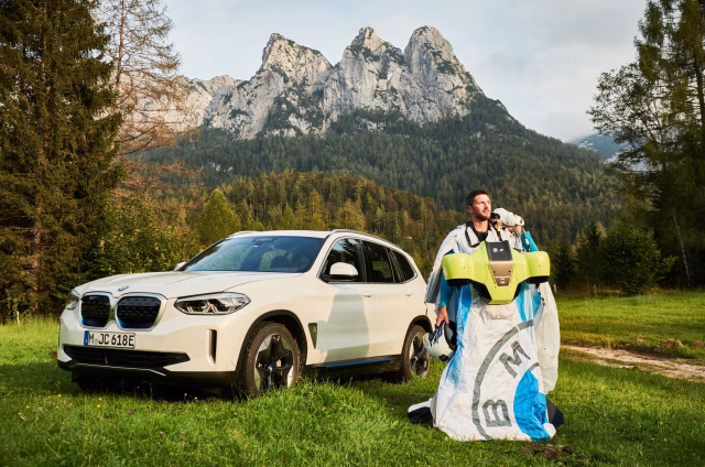První let s elektrifikovaným wingsuitem za podpory BMW i