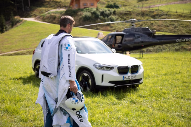 První let s elektrifikovaným wingsuitem za podpory BMW i