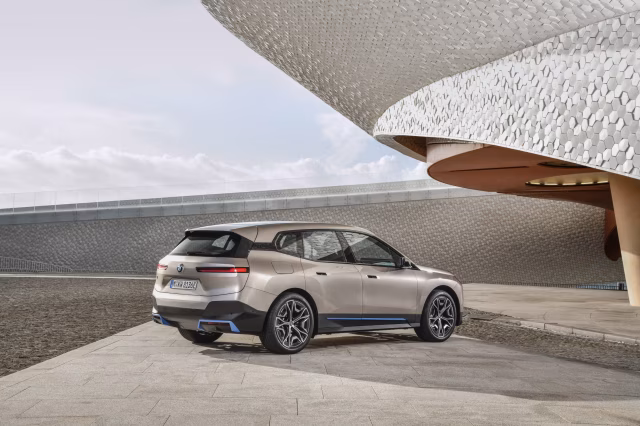 První BMW iX