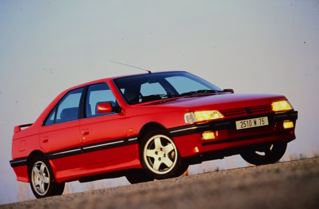 Peugeot 405 T16 sportovní sedan z devadesátých let
