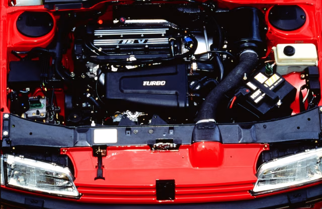 Peugeot 405 T16 sportovní sedan z devadesátých let