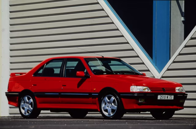 Peugeot 405 T16 sportovní sedan z devadesátých let