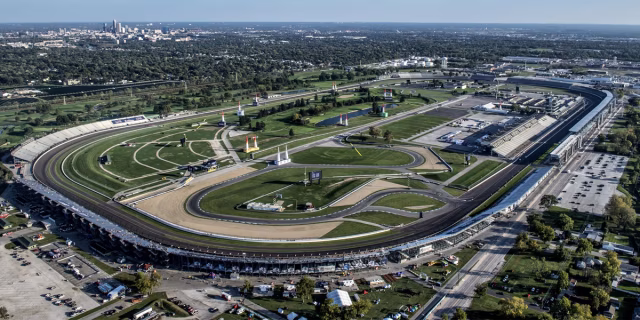Indianapolis Motor Speedway - okruh s kapacitou 400.000 diváků