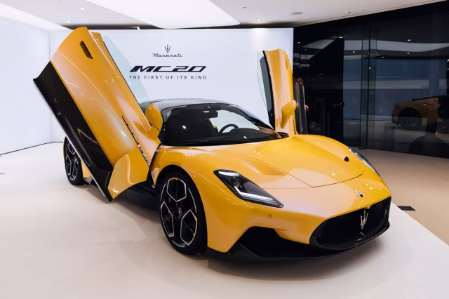 Nejkrásnějším supervozem roku 2021 bylo vyhlášeno Maserati MC20