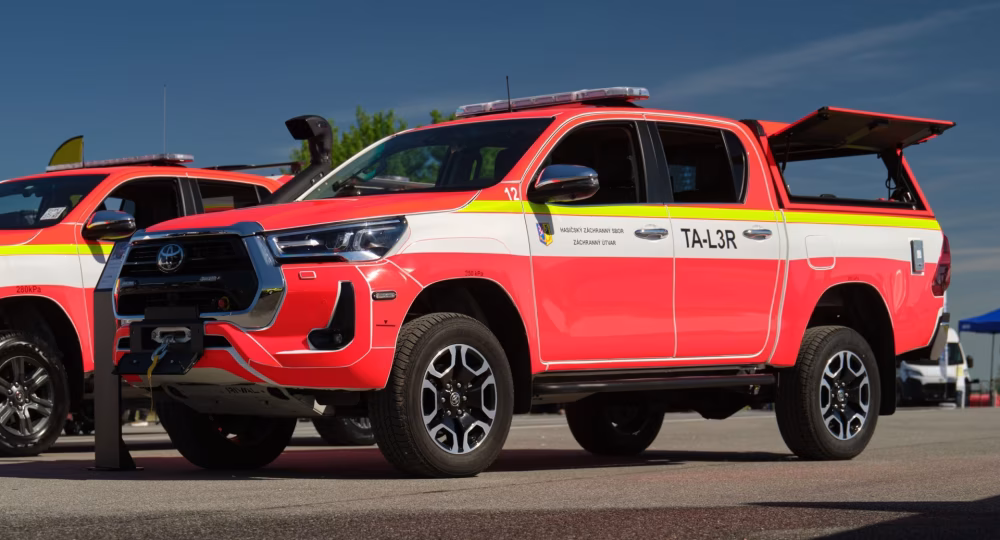 Červená Toyota Hilux se speciální vyprošťovací nástavbou českých hasičů